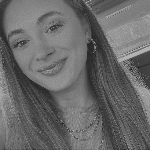 Meet your posher, Emily - Picture 1 of 2